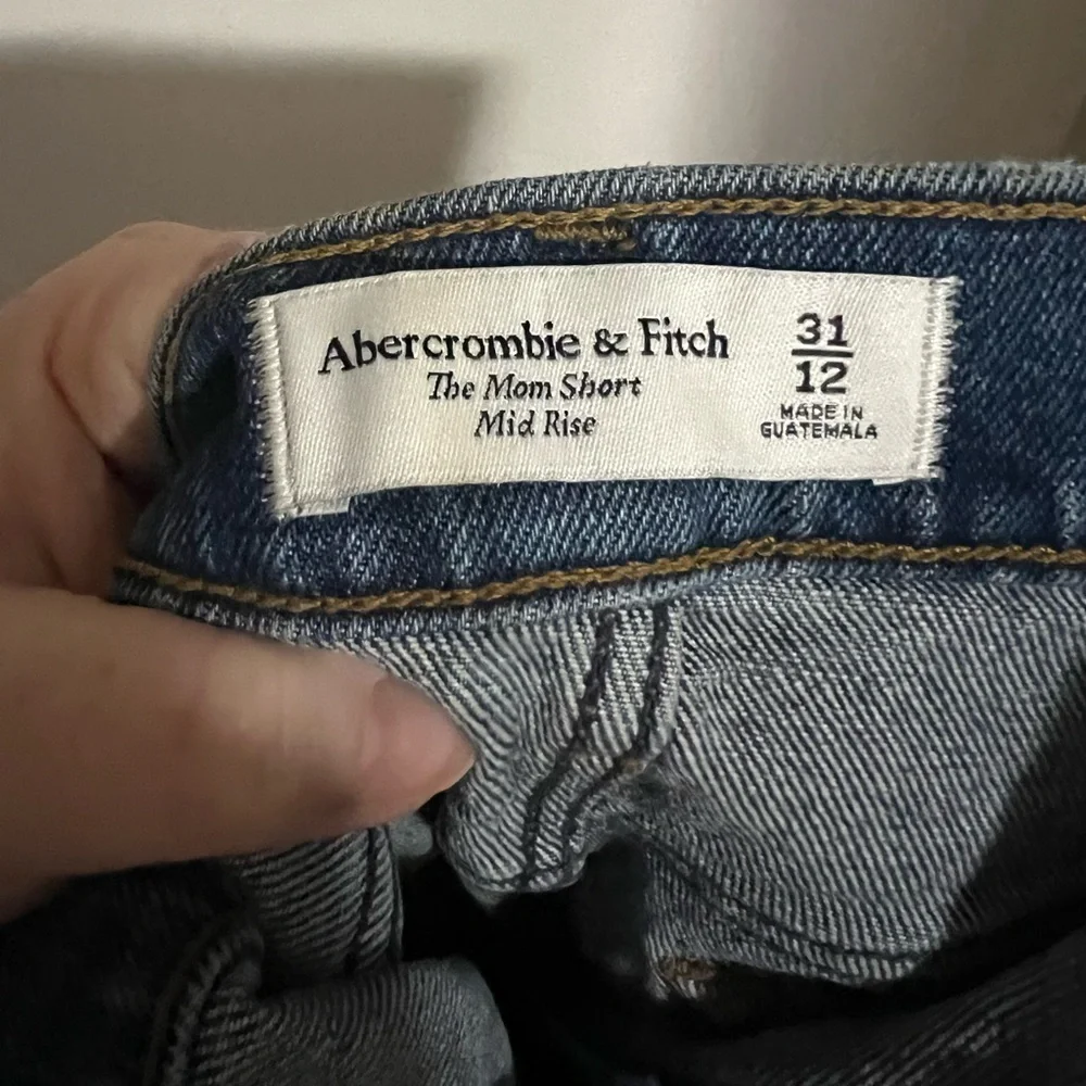 ABERCROMBIE & FITCH Classic Raw Hem Dark Wash Denim Jean‎ Shorts Women's Size 12